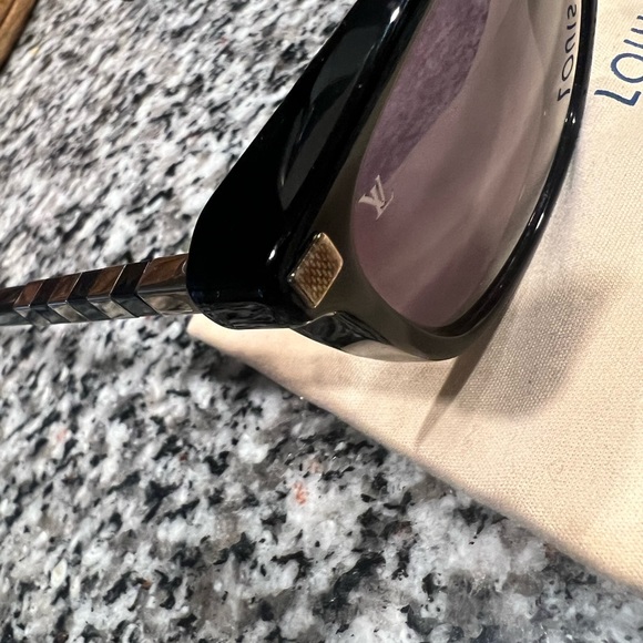 Authentic Louis Vuitton Conviction Sunglasses - Picture 4 of 12